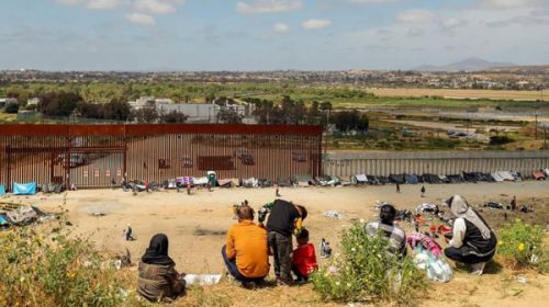 Miles de migrantes cruzan la frontera entre México y Estados Unidos antes del fin del Título 42