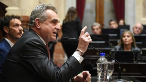 Agustín Rossi habla ante el Senado de la Nación