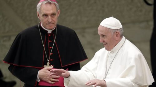 El papa Francisco ordenó salir del Vaticano a un exayudante de Benedicto XVI