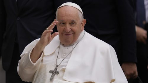 El papa Francisco recibió el alta: “Recen por mí, estoy vivo”