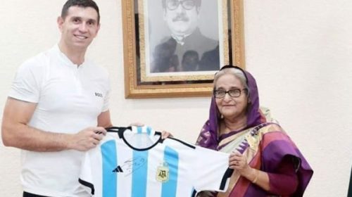 “Dibu” Martínez visitó Bangladesh y generó una revolución tras el apoyo a la Selección en el Mundial