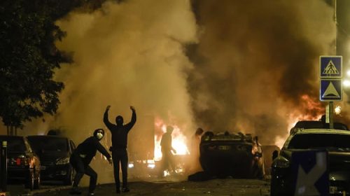 Arde Francia: grupos de extrema derecha se enfrentan a los manifestantes