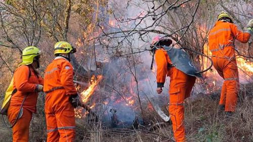 Con varios focos contenidos y extinguidos continúa el combate a los incendios en Córdoba