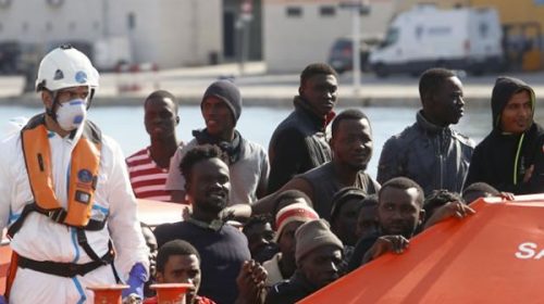 Rescatistas españoles recuperan 86 migrantes de una embarcación cerca de Canarias
