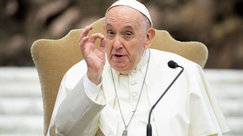 Francisco, “indignado” por la quema pública del Corán en Suecia