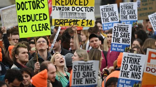 Médicos residentes en Inglaterra inician histórica huelga en demanda de aumento salarial