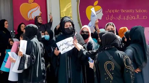 Talibanes reprimen protesta por cierre de centros de belleza