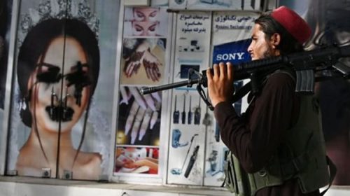 Los talibanes ordenaron cerrar los salones de belleza en Afganistán