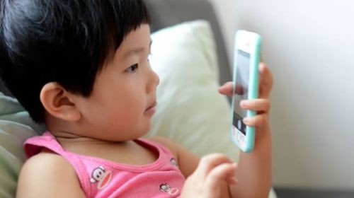 China quiere limitar el uso del celular en los niños a solo dos horas por día