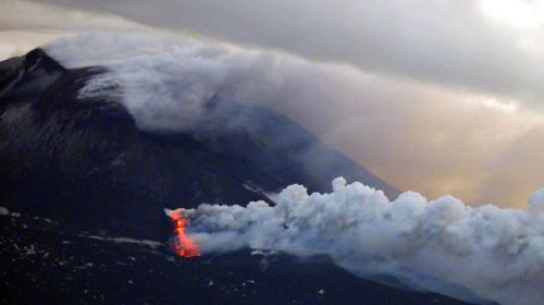 Alerta máxima: el volcán Etna volvió a entrar en erupción