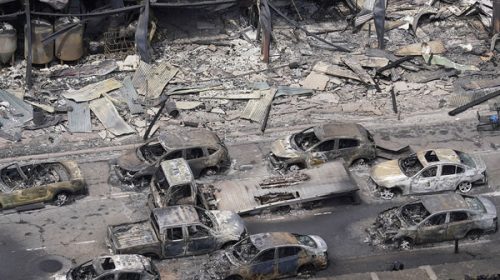 Suben a 96 los fallecidos tras el incendio en Hawai