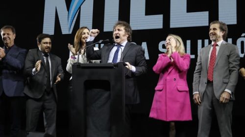 Milei cerró su campaña al estilo “rockstar”, apuntó a la clase política y les agradeció a sus perros