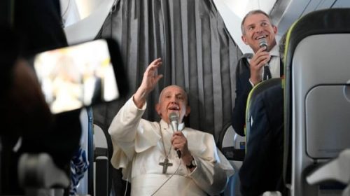 El papa Francisco confirmó que no tiene problemas de visión y está bien de salud