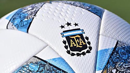 Se presentó la nueva pelota del fútbol argentino con las tres estrellas