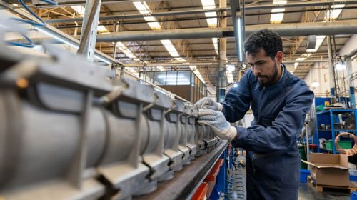 La actividad económica cayó 4,9% en lo que va del año, pero repuntó en julio