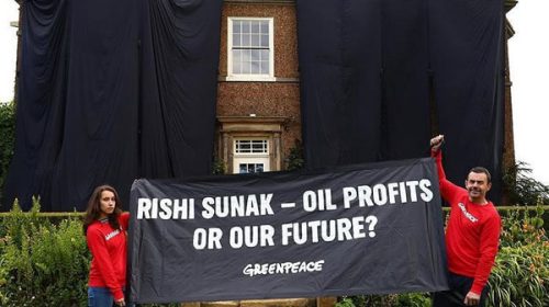 Ambientalistas cubrieron con una tela negra la mansión del primer ministro británico Ambientalistas cubrieron con una tela negra la mansión del primer ministro británico