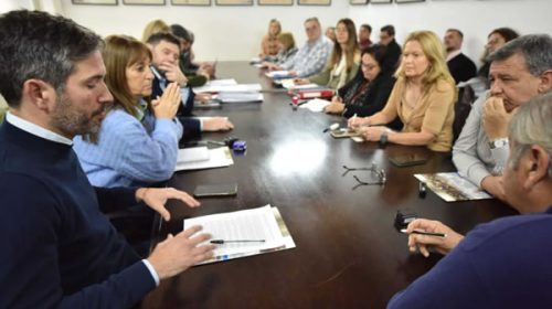 La provincia homologó acuerdos con los gremios docentes que garantizan estabilidad laboral