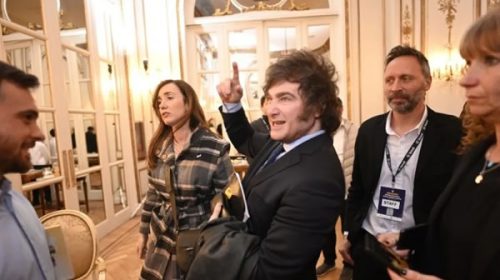 Javier Milei insiste con la dolarización aun con las dudas de su propio equipo