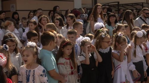 La vuelta a clases en la capital ucraniana estuvo marcada por las amenazas de bomba