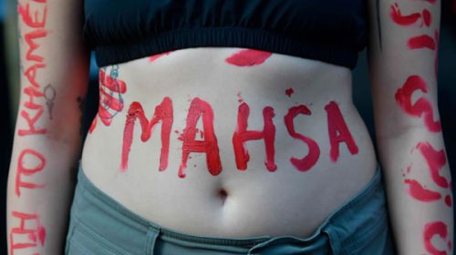 Una adolescente iraní está en coma tras ser atacada por la Policía de la Moral