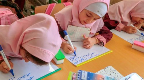 Irán prohibió la enseñanza de idiomas extranjeros a niños pequeños Irán prohibió la enseñanza de idiomas extranjeros a niños pequeños