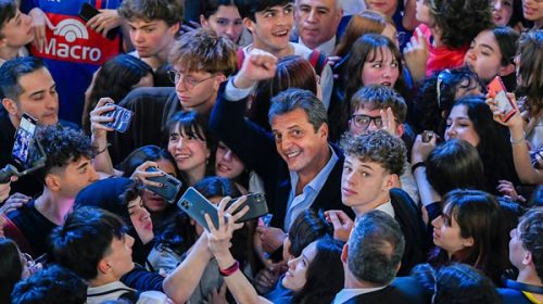 Massa cierra su campaña junto a trabajadores en una fábrica Massa cierra su campaña junto a trabajadores en una fábrica