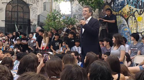 Sergio Massa cerró la campaña con alumnos del Pellegrini: “La esperanza siempre le gana al odio” Sergio Massa cerró la campaña con alumnos del Pellegrini: “La esperanza siempre le gana al odio”
