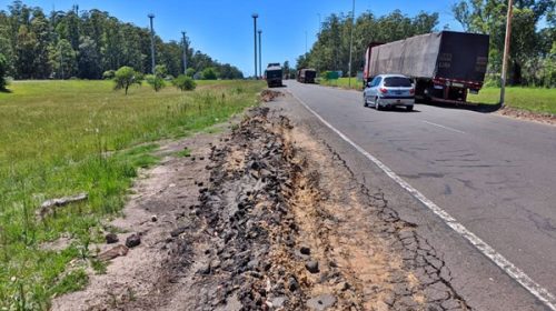 El peso de los camiones destruyó las banquinas en la ruta de acceso a la represa y el lago