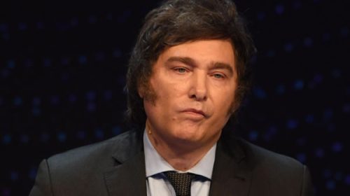 Milei denunció que un “coro de tosedores” operó en el debate para provocar su desborde