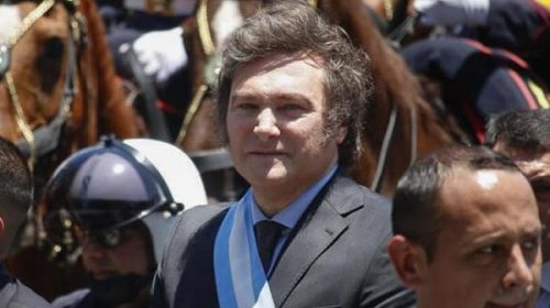 Los economistas afirman que el ajuste de Milei cae sobre la clase media y apenas roza a la “casta”