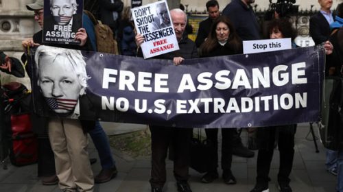 La Justicia británica frena la extradición de Julian Assange