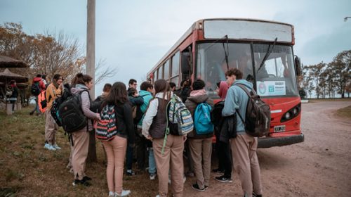 El transporte escolar rural se implementa en los 17 departamentos de la provincia