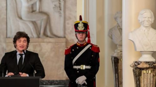 Memoria activa cruzó a Milei por el busto de Menem: “Condenamos este acto vergonzoso”