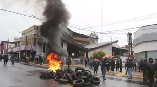 Máxima tensión en Misiones: se sumaron docentes y médicos a las protestas de la policía