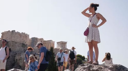 Atenas cierra la Acrópolis y monitorea las temperaturas con drones durante una ola de calor