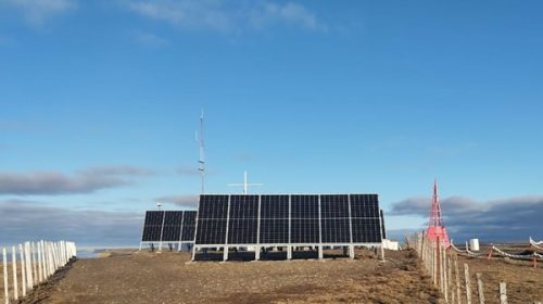 Tras el reclamo de Gabriel Boric, Argentina remueve el panel solar