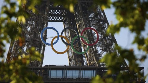 La Torre Eiffel luce los anillos olímpicos 50 días antes de los Juegos de París 2024