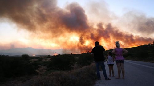 Sigue el drama de los incendios en Grecia con miles de evacuados