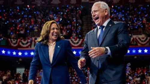 Kamala Harris y Tim Walz se mostraron juntos en su primer acto de campaña