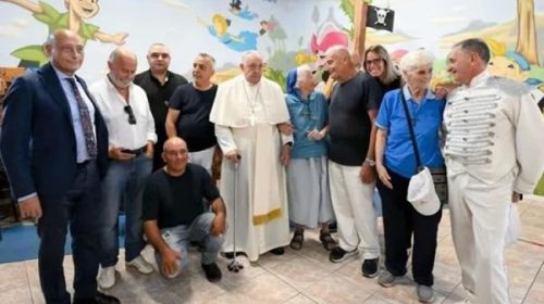 El papa Francisco visitó a la sobrina de una de las monjas francesas asesinadas por Alfredo Astiz
