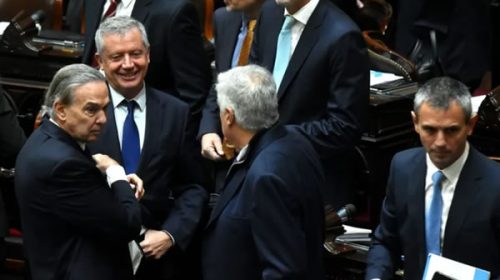 Menem presiona a los gobernadores para partirle el bloque a Pichetto
