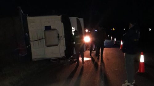 “Por el mal estado de la ruta”, camionero de Ubajay volcó en la autovía de la RN14