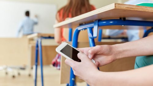 Una escuela de Federación prohibió a los alumnos el ingreso con celulares
