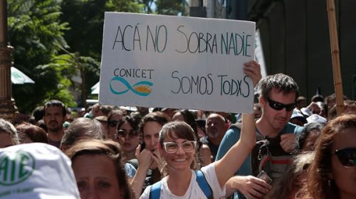 La comunidad científica le responde a Milei: tiene “una posición oscurantista con siglos de atraso”