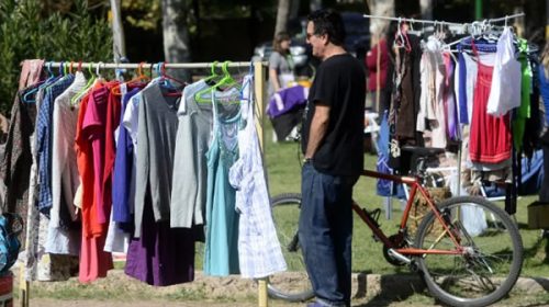 El 53% de los argentinos buscó algo para vender: ropa, muebles o cosas en desuso