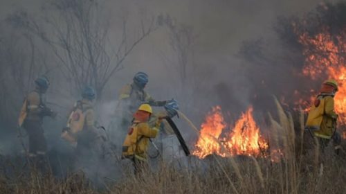 Incendios fuera de control en Córdoba: habilitaron la ruta que va a Carlos Paz, pero combaten otro foco en Traslasierra