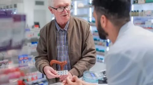 La motosierra en el PAMI rebana los remedios gratuitos a jubilados y asfixia financieramente a las farmacias