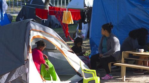 Miles de solicitantes de asilo en EE.UU. esperan su cita desde campamentos precarios en México