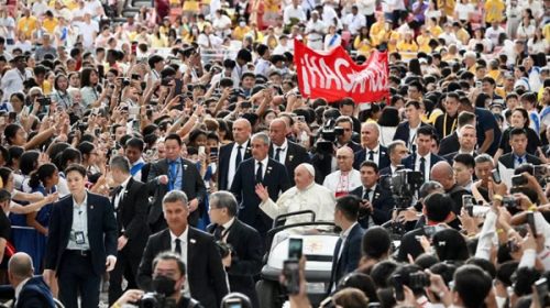El Papa celebró una misa multitudinaria y pidió salarios justos para los migrantes