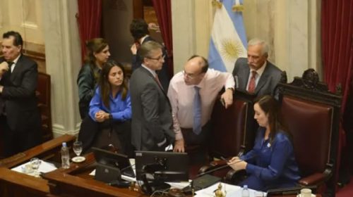 El Gobierno vuelca su atención al Senado y apuesta a victorias parlamentarias para tapar el criptogate